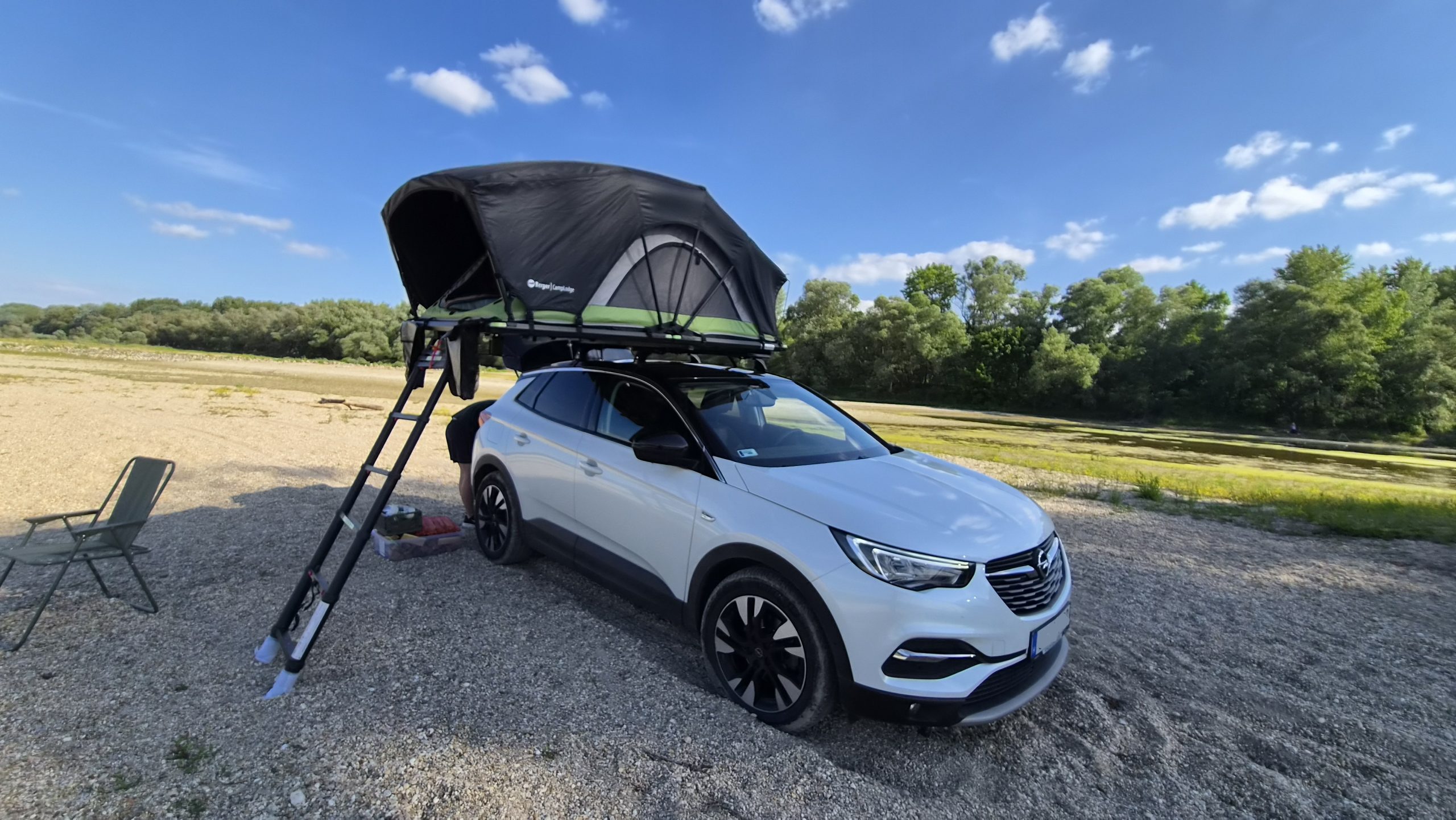 opel grandland roof tent camping near danube, wild camping campfire in hungary, berger camplodge 120 setup in the forest tetősátor kemping autós vadkemping