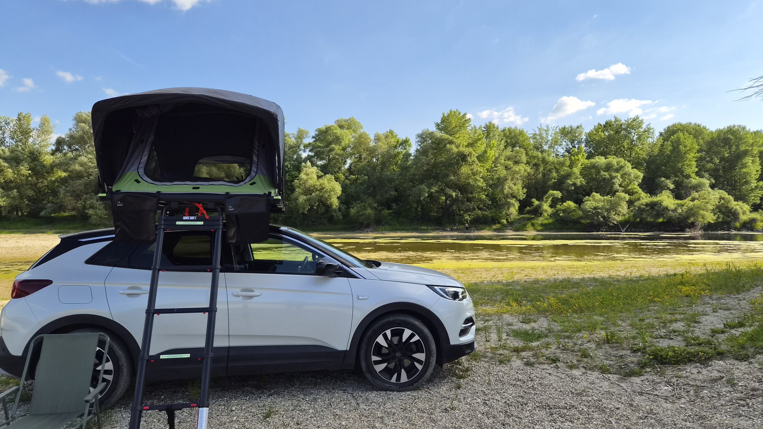 opel grandland roof tent camping near danube, wild camping campfire in hungary, berger camplodge 120 setup in the forest tetősátor kemping autós vadkemping