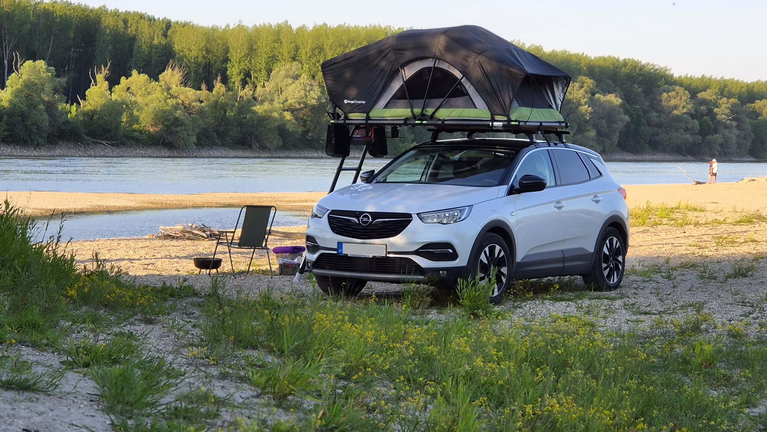 opel grandland roof tent camping near danube, wild camping campfire in hungary, berger camplodge 120 setup in the forest tetősátor kemping autós vadkemping